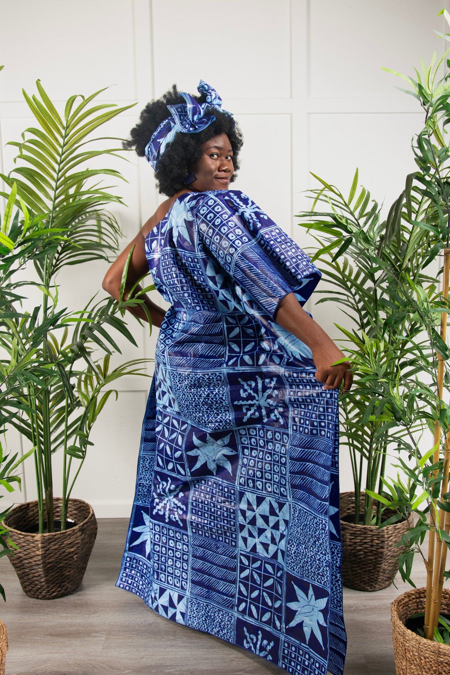 THE RICH AUNTY